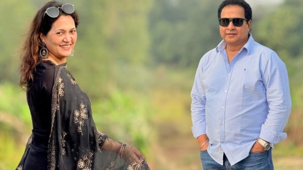 আনোয়ারা বেগমের মেয়ে রুমানা ইসলাম মুক্তি ও নায়ক রাজ রাজ্জাকের ছেলে বাপ্পা রাজ।